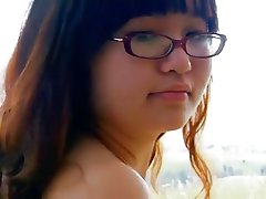 Lông nerdy teen gita nude trong thiên nhiên và hiển thị ass!