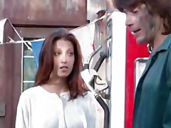 Người lái xe hơi đang bị kẹt lại giao dịch âm hộ để sửa chữa