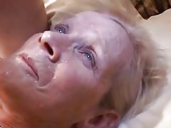 Chó cái sừng vẫn còn n