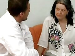 Lông trưởng thành fucked cứng trong ass bởi y tá trẻ