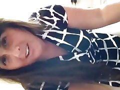 Cô ấy cũng đeo nó cũng 7